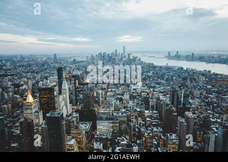 Une belle vue panoramique sur le centre-ville de Manhattan depuis l'Empire State Building au coucher du soleil
