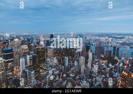 Une vue magnifique sur Manhattan en direction du New Jersey depuis l'Empire State Building au coucher du soleil Banque D'Images