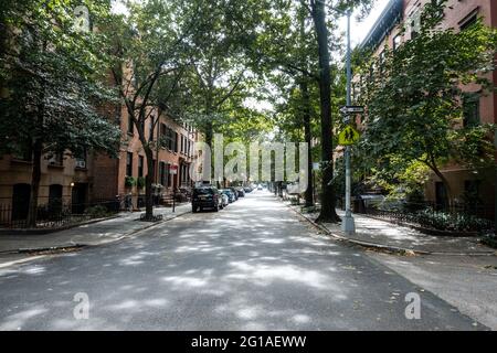 Une vue sur une rue à Brooklyn, New York, par une journée ensoleillée Banque D'Images