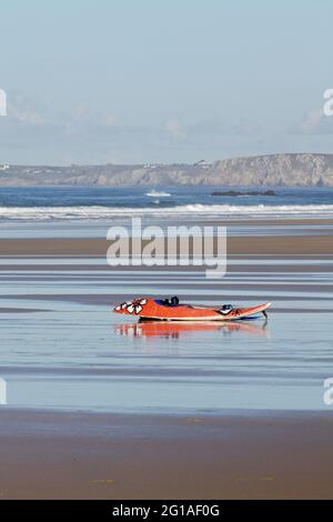 Surf sur une plage de sable magnifique à la Palue, Crozon, Bretagne, France Banque D'Images