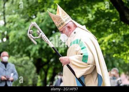 Haar, Allemagne. 06e juin 2021. Reinhard le cardinal Marx, archevêque de Munich et de Freising, passe du presbytère à l'église paroissiale de Saint-Konrad pour le service. Deux jours après son offre de démission, l'archevêque de Munich Marx célèbre un service avec la consécration de l'autel. Credit: Matthias balk/dpa/Alay Live News Banque D'Images