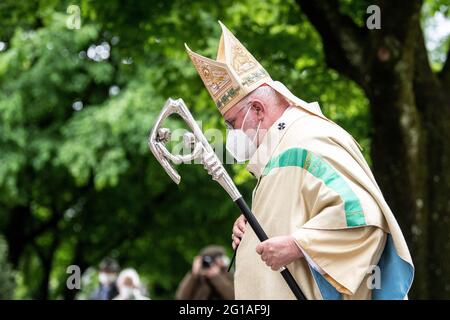Haar, Allemagne. 06e juin 2021. Reinhard le cardinal Marx, archevêque de Munich et de Freising, passe du presbytère à l'église paroissiale de Saint-Konrad pour le service. Deux jours après son offre de démission, l'archevêque de Munich Marx célèbre un service avec la consécration de l'autel. Credit: Matthias balk/dpa/Alay Live News Banque D'Images