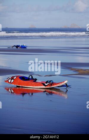 Surf sur une plage de sable magnifique à la Palue, Crozon, Bretagne, France Banque D'Images