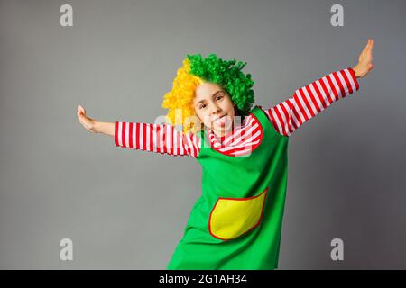 La petite fille drôle dans un clown uniforme Banque D'Images