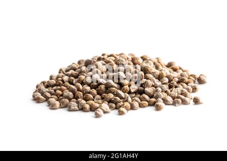 Pile de graines d'épinards isolées sur blanc. Prêt à planter Banque D'Images