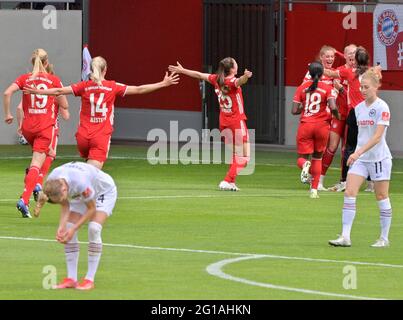 Munich, Allemagne. 06e juin 2021. Football, femmes: Bundesliga, Bayern Munich - Eintracht Frankfurt 22ème jour de match au campus du FC Bayern. Les joueurs du FC Bayern München (retour) célèbrent la victoire après le match. Crédit : Peter Kneffel/dpa - REMARQUE IMPORTANTE : Conformément aux règlements de la DFL Deutsche Fußball Liga et/ou de la DFB Deutscher Fußball-Bund, il est interdit d'utiliser ou d'avoir utilisé des photos prises dans le stade et/ou du match sous forme de séquences et/ou de séries de photos de type vidéo./dpa/Alay Live News Banque D'Images