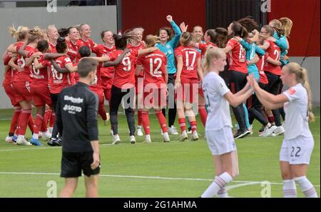 Munich, Allemagne. 06e juin 2021. Football, femmes: Bundesliga, Bayern Munich - Eintracht Frankfurt 22ème jour de match au campus du FC Bayern. Les joueurs du FC Bayern München (retour) célèbrent la victoire après le match. Crédit : Peter Kneffel/dpa - REMARQUE IMPORTANTE : Conformément aux règlements de la DFL Deutsche Fußball Liga et/ou de la DFB Deutscher Fußball-Bund, il est interdit d'utiliser ou d'avoir utilisé des photos prises dans le stade et/ou du match sous forme de séquences et/ou de séries de photos de type vidéo./dpa/Alay Live News Banque D'Images