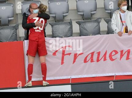 Munich, Allemagne. 06e juin 2021. Football, femmes: Bundesliga, Bayern Munich - Eintracht Frankfurt 22ème jour de match au campus du FC Bayern. Carolin Simon du FC Bayern München est embrassé par son père après le match. Crédit : Peter Kneffel/dpa - REMARQUE IMPORTANTE : Conformément aux règlements de la DFL Deutsche Fußball Liga et/ou de la DFB Deutscher Fußball-Bund, il est interdit d'utiliser ou d'avoir utilisé des photos prises dans le stade et/ou du match sous forme de séquences et/ou de séries de photos de type vidéo./dpa/Alay Live News Banque D'Images