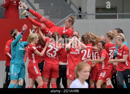 Munich, Allemagne. 06e juin 2021. Football, femmes: Bundesliga, Bayern Munich - Eintracht Frankfurt 22ème jour de match au campus du FC Bayern. Les joueurs du FC Bayern München célèbrent leur victoire après le match. Crédit : Peter Kneffel/dpa - REMARQUE IMPORTANTE : Conformément aux règlements de la DFL Deutsche Fußball Liga et/ou de la DFB Deutscher Fußball-Bund, il est interdit d'utiliser ou d'avoir utilisé des photos prises dans le stade et/ou du match sous forme de séquences et/ou de séries de photos de type vidéo./dpa/Alay Live News Banque D'Images