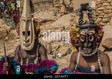 Masques Dogon et danseurs de masque au Mali, Afrique de l'Ouest Banque D'Images