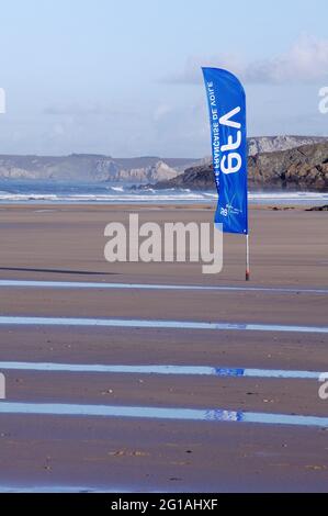 Concours de surf sur une belle plage de sable à la Palue, Crozon, Bretagne, France Banque D'Images