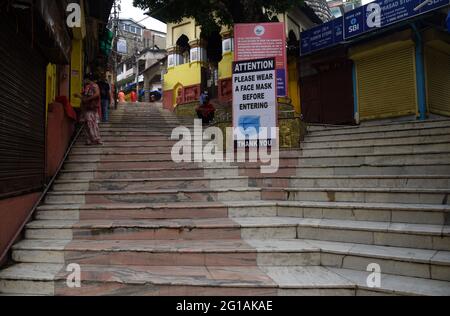 Guwahati, Guwahati, Inde. 6 juin 2021. Une vue déserte du temple de Kamakhya après que les autorités du temple ont fermé le temple jusqu'au 30 juin en raison de pandémies de virus corona à Guwahati Assam Inde le dimanche 6 juin 2021.les autorités du temple annulent la mela annuelle Ambubachi 2021 qui est prévue du 22 au 25 juin 2021 où les prêtres hindous, Des dévotés de différentes régions de l'Inde et des dévotés étrangers ont pris part au crédit annuel de la mala Ambubachi : Dasarath Deka/ZUMA Wire/Alay Live News Banque D'Images