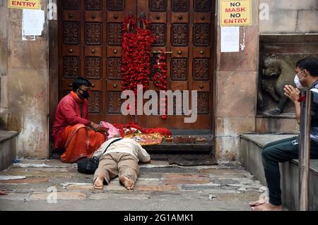 Guwahati, Guwahati, Inde. 6 juin 2021. Les dévotés offrent la prière à la porte d'entrée principale du temple de Kamakhya après que les autorités du temple ont fermé le temple jusqu'au 30 juin en raison de pandémies de virus corona à Guwahati Assam Inde le dimanche 6 juin 2021.les autorités du temple annulent la mela annuelle Ambubachi 2021 qui est prévue du 22 au 25 crédit de juin 2021 : Dasarath Deka/ZUMA Wire/Alay Live News Banque D'Images