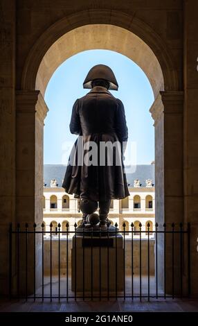 Vue arrière de la statue de Napoléon Bonaparte à l'Hôtel des Invalides à Paris. Banque D'Images