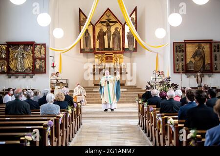 Haar, Allemagne. 06e juin 2021. Reinhard le cardinal Marx, archevêque de Munich et de Freising, livre son sermon au service de l'église paroissiale de Saint-Konrad. Deux jours après son offre de démission, l'archevêque de Munich Marx célèbre un service avec la consécration de l'autel. Credit: Matthias balk/dpa/Alay Live News Banque D'Images