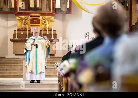 Haar, Allemagne. 06e juin 2021. Reinhard le cardinal Marx, archevêque de Munich et de Freising, livre son sermon au service de l'église paroissiale de Saint-Konrad. Deux jours après son offre de démission, l'archevêque de Munich Marx célèbre un service avec la consécration de l'autel. Credit: Matthias balk/dpa/Alay Live News Banque D'Images