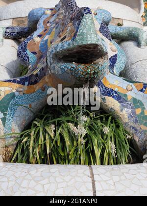 Fontaine de lézard au parc Guell dans la ville européenne de Barcelone dans le quartier de Catalogne en Espagne en 2019 chaude journée d'été ensoleillée le septembre - vertical Banque D'Images