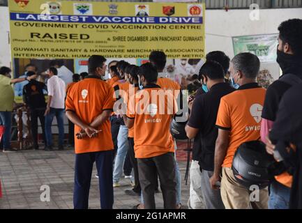 Guwahati, Guwahati, Inde. 6 juin 2021. Les responsables de la livraison de nourriture ont fait la queue pour obtenir COVID-19 injection lors d'une campagne spéciale pour la vaccination des responsables de la livraison de nourriture à Fancy Bazar à Guwahati Assam Inde le dimanche 6 juin 2021.photo-DASARATH DEKA crédit: Dasarath Deka/ZUMA Wire/Alay Live News Banque D'Images