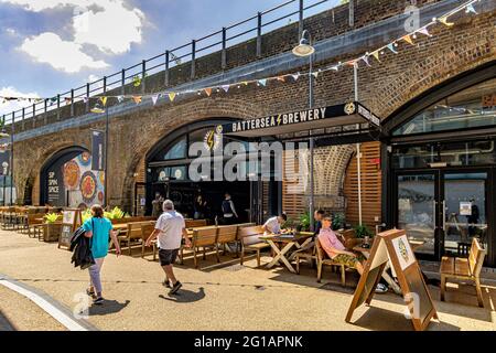 Brasserie Battersea une micro-brasserie et un bar sous les arches de chemin de fer de Circus West Village, partie de la nouvelle régénération de la centrale électrique de Battersea. Banque D'Images