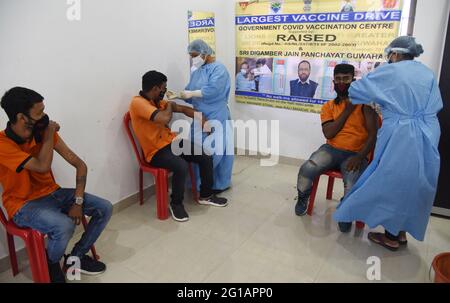 Guwahati, Guwahati, Inde. 6 juin 2021. Les infirmières administrent COVID-19 injection aux responsables de la livraison de nourriture lors d'une campagne spéciale pour la vaccination des responsables de la livraison de nourriture à Fancy Bazar à Guwahati Assam Inde le dimanche 6 juin 2021. Credit: Dasarath Deka/ZUMA Wire/Alay Live News Banque D'Images