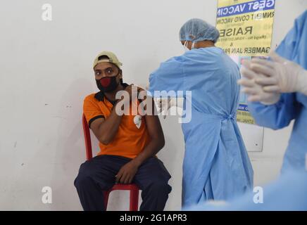 Guwahati, Guwahati, Inde. 6 juin 2021. Une infirmière administre COVID-19 injection à un responsable de la livraison de nourriture lors d'une campagne spéciale pour la vaccination des responsables de la livraison de nourriture à Fancy Bazar à Guwahati Assam Inde le dimanche 6 juin 2021.photo-DASARATH DEKA crédit: Dasarath Deka/ZUMA Wire/Alay Live News Banque D'Images