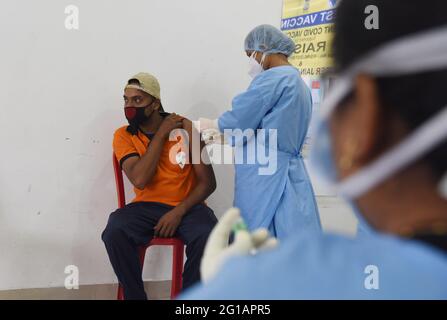 Guwahati, Guwahati, Inde. 6 juin 2021. Une infirmière administre COVID-19 injection à un responsable de la livraison de nourriture lors d'une campagne spéciale pour la vaccination des responsables de la livraison de nourriture à Fancy Bazar à Guwahati Assam Inde le dimanche 6 juin 2021.photo-DASARATH DEKA crédit: Dasarath Deka/ZUMA Wire/Alay Live News Banque D'Images