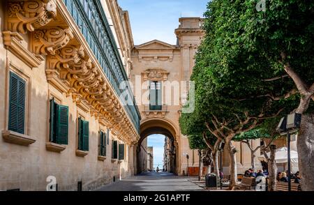 Valletta, Malte - février 20 2015 : vue panoramique sur l'ancienne rue du Théâtre, un après-midi ensoleillé en hiver. La place de la République se trouve sur la droite. Banque D'Images