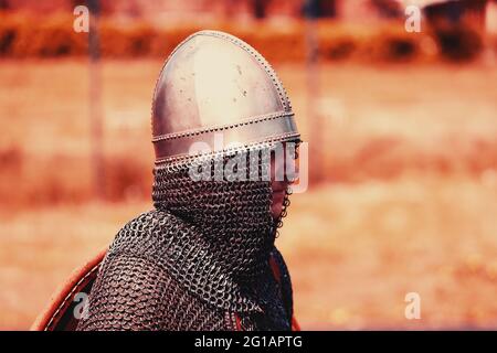 Russie Vyborg 05.05.2021 Homme en armure médiévale gros plan dans le profil. Photo de haute qualité Banque D'Images