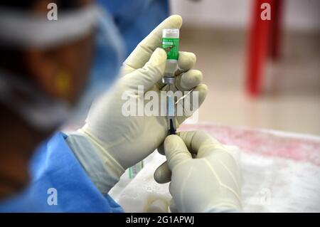 Guwahati, Guwahati, Inde. 6 juin 2021. Une infirmière se prépare à administrer COVID-19 injection à un responsable de la livraison de nourriture lors d'une campagne spéciale pour la vaccination des responsables de la livraison de nourriture à Fancy Bazar à Guwahati Assam Inde le dimanche 6 juin 2021.photo-DASARATH DEKA crédit: Dasarath Deka/ZUMA Wire/Alay Live News Banque D'Images