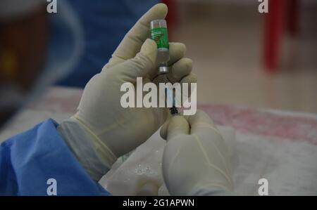 Guwahati, Guwahati, Inde. 6 juin 2021. Une infirmière se prépare à administrer COVID-19 injection à un responsable de la livraison de nourriture lors d'une campagne spéciale pour la vaccination des responsables de la livraison de nourriture à Fancy Bazar à Guwahati Assam Inde le dimanche 6 juin 2021.photo-DASARATH DEKA crédit: Dasarath Deka/ZUMA Wire/Alay Live News Banque D'Images