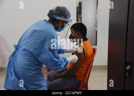 Guwahati, Guwahati, Inde. 6 juin 2021. Une infirmière administre COVID-19 injection à un responsable de la livraison de nourriture lors d'une campagne spéciale pour la vaccination des responsables de la livraison de nourriture à Fancy Bazar à Guwahati Assam Inde le dimanche 6 juin 2021.photo-DASARATH DEKA crédit: Dasarath Deka/ZUMA Wire/Alay Live News Banque D'Images