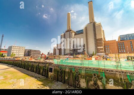 Les travaux de construction de la centrale électrique de Battersea sont actuellement en cours de rénovation en appartements de luxe, magasins et restaurants, neuf Elms, Londres Banque D'Images