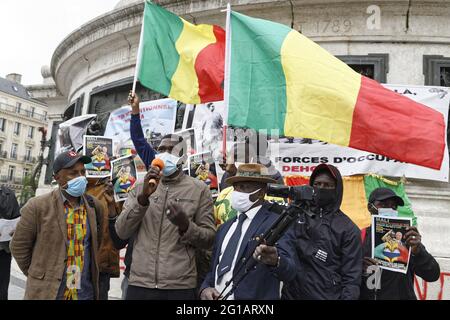 Paris, France. 6 juin 2021. Rassemblement des Maliens pour exiger un accord de défense avec la Russie le 5 juin 2021 à Paris, France. Banque D'Images