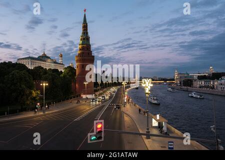 Vue sur le Kremlin de Moscou depuis le pont Bolchoï Kamenny Banque D'Images