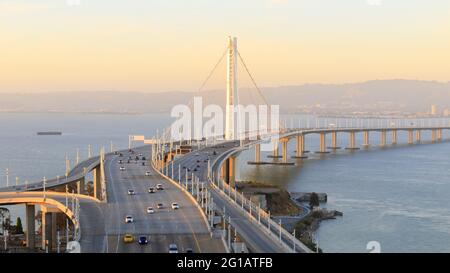 Coucher de soleil sur le pont de San Francisco-Oakland Bay Bridge Eastern Span Banque D'Images