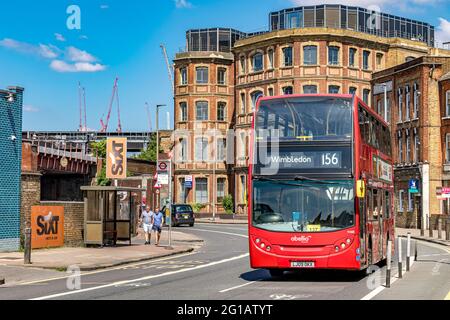 Un bus à impériale rouge londonien opérant la ligne 156 à Wimbledon opéré par Abellio bus, faisant son chemin le long de Queenstown Road à Battersea, Londres, Royaume-Uni Banque D'Images