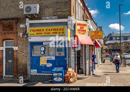 Primes Express un local hors licence, un marchand de journaux et magasin d'angle sur North Street, Clapham, Londres SW4 Banque D'Images