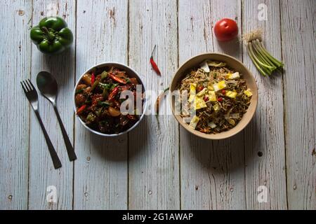 Cuisine chinoise riz frit et poulet au Chili sec. Un plat populaire dans le monde entier. Banque D'Images