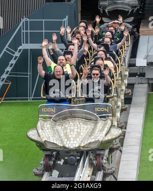 Mackpool Club Pleasure Beach venez assister à un événement privé à Pleasure Beach Blackpool, les Riders profitent D'UNE PROMENADE EXCLUSIVE sur le nouveau COASTER EMBLÉMATIQUE Banque D'Images