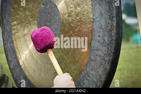 La thérapie sonore avec le gong, il est important d'être complètement détendu afin de pouvoir accepter le son et la vibration du gong au maximum. Banque D'Images