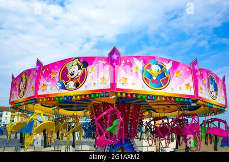 Coloré Childrens rond-point sur Redcar promenade sièges accrochés le matin car il n'est pas encore utilisé Banque D'Images