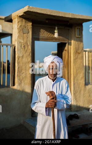 Un vieil homme en robe traditionnelle, à Jask ( Bandar-e Jask ), province de Hormozgan en Iran. Jask est une ville portuaire, située sur le golfe d'Oman. Banque D'Images