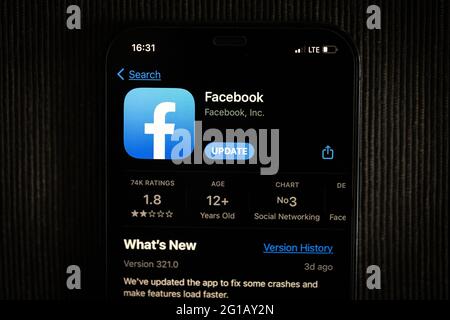 Application Facebook dans l'App Store d'Apple affichée sur un écran d'iPhone 12. Banque D'Images