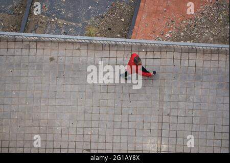 Vue aérienne d'une personne marchant dans les rues de la ville d'Alicante, dans la Communauté Valencienne, Espagne. Paysage Banque D'Images