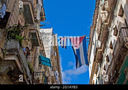 Immeubles d'appartements. La ville de la Havane, 50e anniversaire de la révolution socialiste. Cinquante ans depuis la chute du gouvernement Batista. Tout comme l'État révolutionnaire socialiste, sous les troupes de Fidel Castro, Che Guevara et Camilo Cienfuegos. En 2009, alors que la société cubaine reste en constante adaptation et que le régime est entré dans une nouvelle période post-soviétique sociale et économique, Cuba reflète la nécessité de changements révolutionnaires actuels. La Havane, Cuba. 2 janvier 2009. Banque D'Images