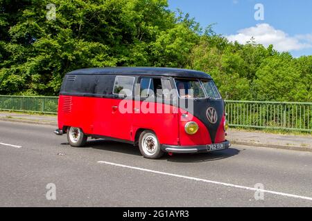 1960 60s sixties rouge écran divisé vintage VW Volkswagen fenêtre van Camper,. Volkswagen camping-cars, pop top caddy, transporter, camping-cars, kombi, combi, campervan, conversion camping-car, Vee Dub, conversions, microbus, bus, camping-cars, fourgonnettes VW en mouvement. Banque D'Images