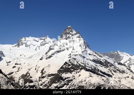 Montagnes du Caucase en hiver. Dombay Banque D'Images