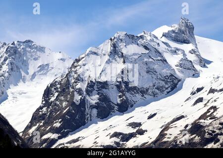 Montagnes du Caucase en hiver. Dombay Banque D'Images