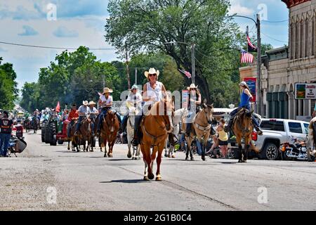 Cowboys et Cowgirls se rendent au défilé annuel de Flint Hills Rodeo à Strong City à la fin du rodéo du week-end. Le Rodeo de Flint Hills est le plus ancien rodéo consécutif du Kansas à partir de 1937 à la ferme Emmett Roberts de Strong City. Banque D'Images