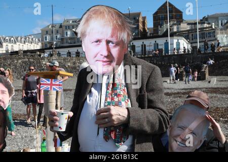 Ilfracombe, North Devon, Royaume-Uni. 6 juin 2021. Extinction les manifestants de la rébellion ont organisé une protestation arrosée dans la ville balnéaire d'Ilfracombe pour mettre en évidence les dangers potentiels de l'élévation du niveau des mers dans la région si la crise climatique n'est pas traitée. Le groupe de manifestants s'est habillé comme les leaders du G7 alors que la marée est arrivée et les a encerclés. Crédit : Natasha Quarmby/Alay Live News Banque D'Images